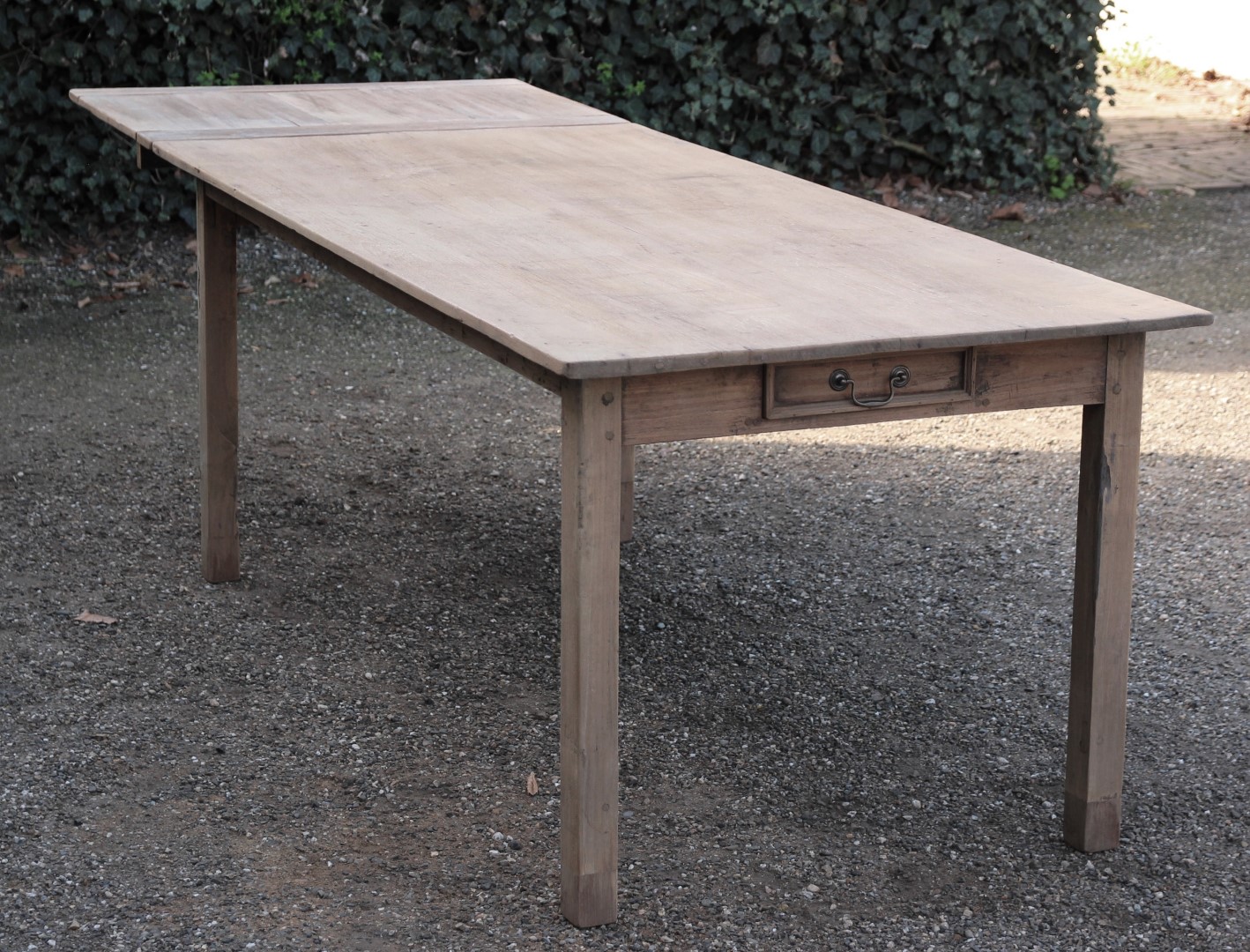 antiker-tisch-mit-ansteckplatte